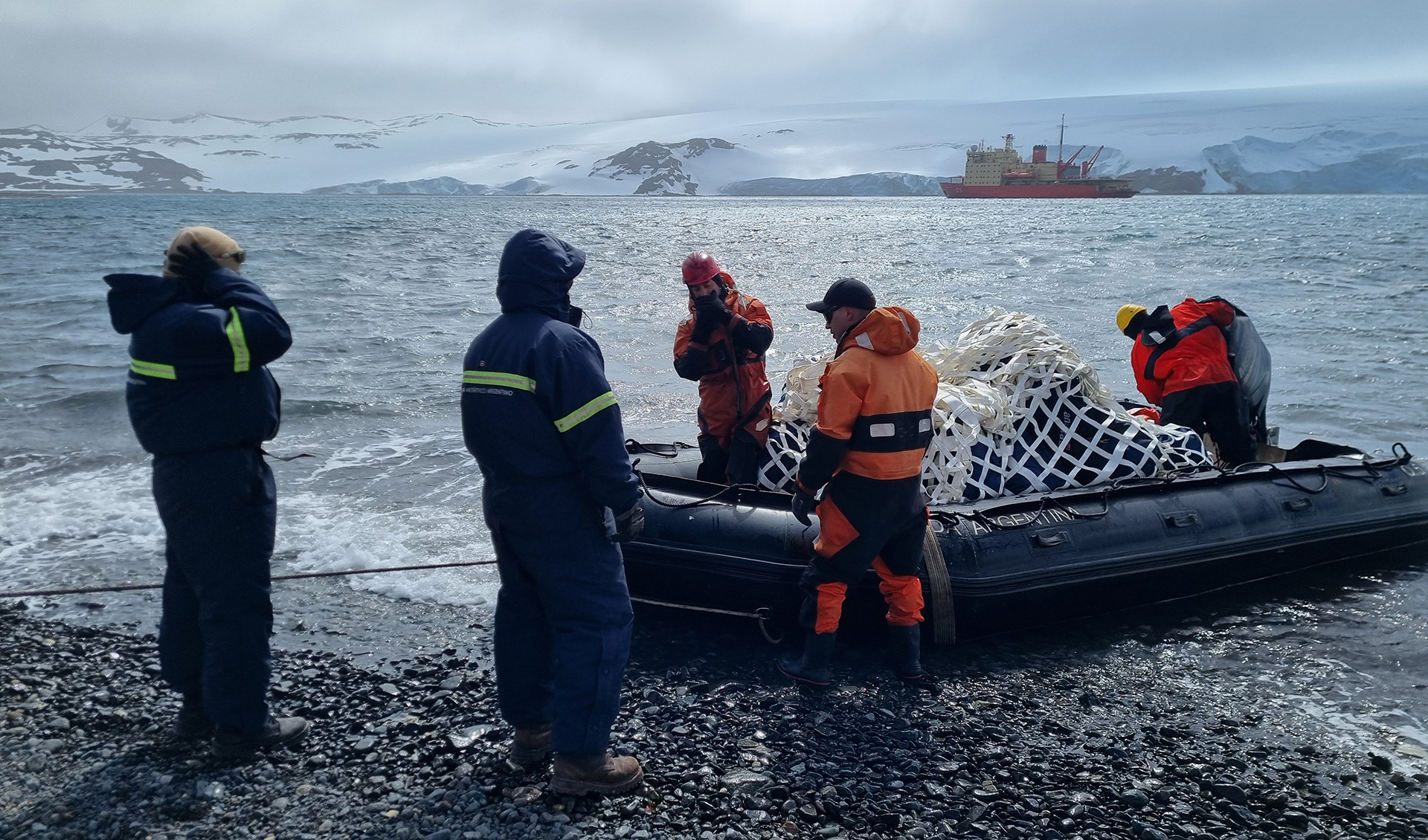 Se efectuó el primer reabastecimiento y despliegue de personal científico en la Base Conjunta Carlini, y traspasó a la dotación entrante de la Base Conjunta Orcadas al aviso ARA “Puerto Argentino”.