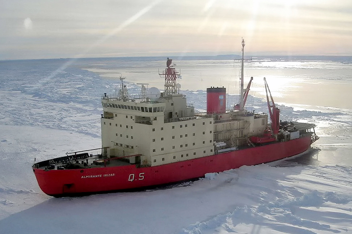 En el contexto de la Campaña Antártica de Verano (CAV) 2024/25, el rompehielos ARA “Almirante Irízar” sirve como plataforma clave para una ambiciosa investigación que busca medir el impacto de los microplásticos en el continente más austral del planeta.