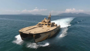 Indonesia presenta el buque-tanque «Antasena» para el combate costero y fluvial